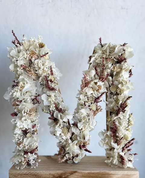 Iniciales flores preservadas
